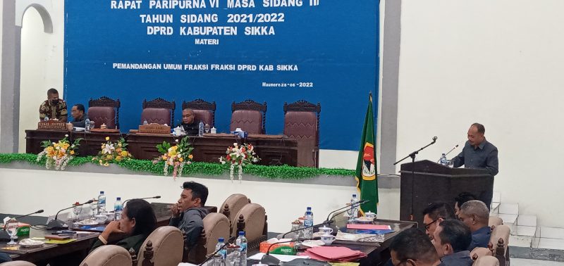 Anggota Fraksi Partai Nasdem Fransiskus Bari sedang membacakan pemandangan umum fraksi, Selasa (28/6) 