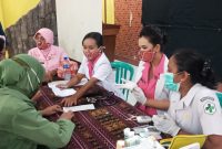 Ketua Bhayangkari Sikka Ayu Nelson terlibat pengecekan administrasi peserta deteksi dini kanker payudara dan penyakit tidak menular di Aula Polres Sikka, Rabu (29/6) 