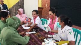 Ketua Bhayangkari Sikka Ayu Nelson terlibat pengecekan administrasi peserta deteksi dini kanker payudara dan penyakit tidak menular di Aula Polres Sikka, Rabu (29/6) 