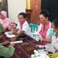 Ketua Bhayangkari Sikka Ayu Nelson terlibat pengecekan administrasi peserta deteksi dini kanker payudara dan penyakit tidak menular di Aula Polres Sikka, Rabu (29/6) 