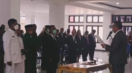 Bupati Sikka mengambil sumpah jabatan dan melantik sejumlah pejabat di lingkup Pemkab Sikka, Kamis (2/6)
