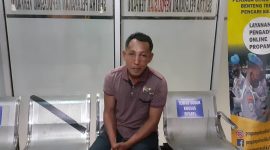 Kornelis Edison Ladam, pria yang mengaku sebagai anggota BIN berpangkat Kolonel, diamankan di Polres Sikka, Sabtu (11/6)