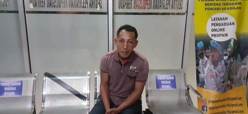 Kornelis Edison Ladam, pria yang mengaku sebagai anggota BIN berpangkat Kolonel, diamankan di Polres Sikka, Sabtu (11/6)