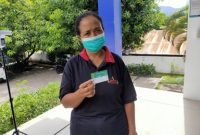 Agustina Tinje memperlihatkan Kartu Indonesia Sehat