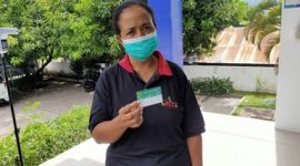 Agustina Tinje memperlihatkan Kartu Indonesia Sehat