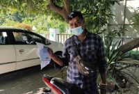 Wilem John menunjukkan Kartu Indonesia Sehat