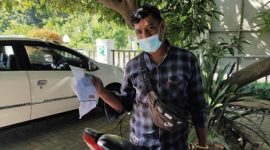 Wilem John menunjukkan Kartu Indonesia Sehat