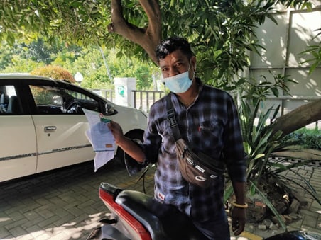 Wilem John menunjukkan Kartu Indonesia Sehat