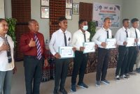 Lima pelajar terbaik Jurusan Teknik Permesinan SMK Negeri 1 Maumere memperlihatkan sertifikasi keahlian setelah dinyatakan lulus uji sertifikasi, Jumat (1/7)
