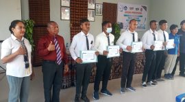 Lima pelajar terbaik Jurusan Teknik Permesinan SMK Negeri 1 Maumere memperlihatkan sertifikasi keahlian setelah dinyatakan lulus uji sertifikasi, Jumat (1/7)