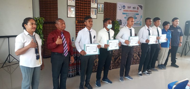 Lima pelajar terbaik Jurusan Teknik Permesinan SMK Negeri 1 Maumere memperlihatkan sertifikasi keahlian setelah dinyatakan lulus uji sertifikasi, Jumat (1/7)