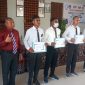 Lima pelajar terbaik Jurusan Teknik Permesinan SMK Negeri 1 Maumere memperlihatkan sertifikasi keahlian setelah dinyatakan lulus uji sertifikasi, Jumat (1/7)