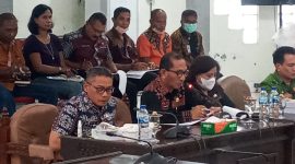 Sekda Sikka Adrianus Firminus Parera pada sidang anggaran bersama Badan Anggaran DPRD Sikka, Jumat (1/7)