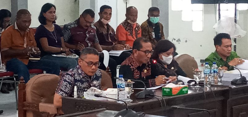 Sekda Sikka Adrianus Firminus Parera pada sidang anggaran bersama Badan Anggaran DPRD Sikka, Jumat (1/7)