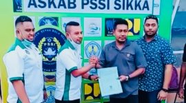 Ketua Askab PSSI Sikka Cherry Newar (kedua dari kiri)