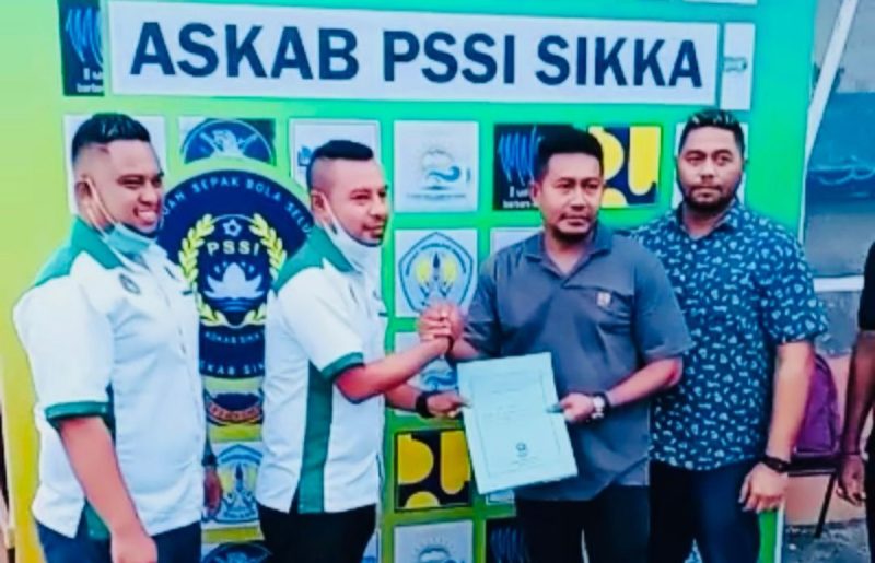 Ketua Askab PSSI Sikka Cherry Newar (kedua dari kiri)