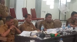 Kadis PUPR Sikka (paling kanan) saat pembahasan di Badan Anggaran, Senin (4/7)