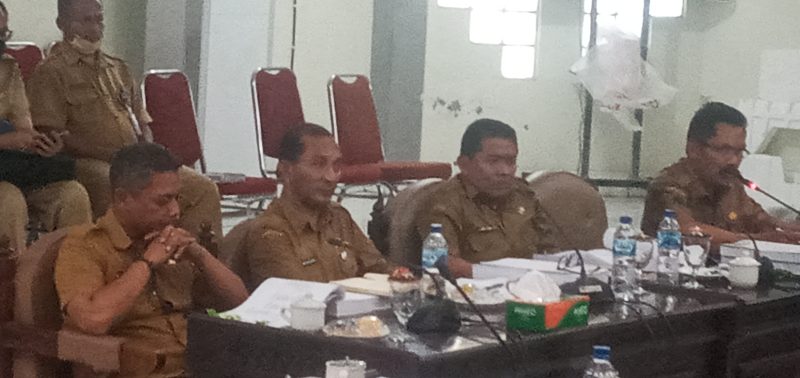 Kadis PUPR Sikka (paling kanan) saat pembahasan di Badan Anggaran, Senin (4/7)