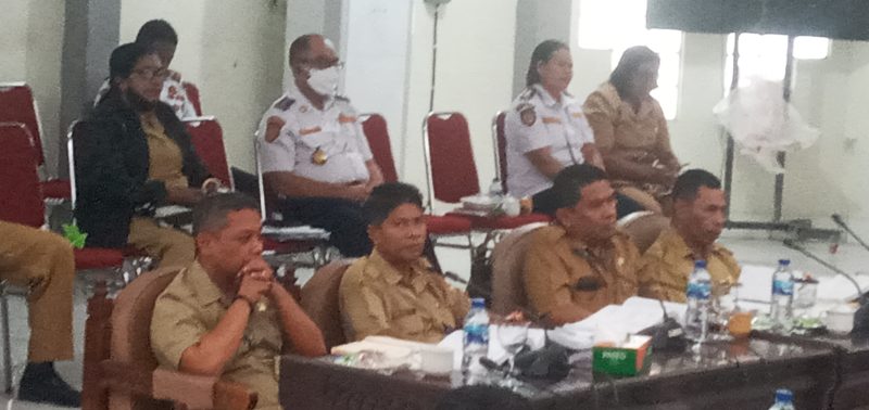 Kabag Kesra Awales Syukur pada rapat Banggar di DPRD Sikka, Selasa (5/7)