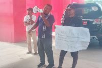 Koordinator Forkot Maumere Emilianus Yulfrid Naga sedang betorasi menuntut pembubaran Panitia Pembangunan Menara Lonceng, Kamis (7/7)