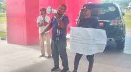 Koordinator Forkot Maumere Emilianus Yulfrid Naga sedang betorasi menuntut pembubaran Panitia Pembangunan Menara Lonceng, Kamis (7/7)