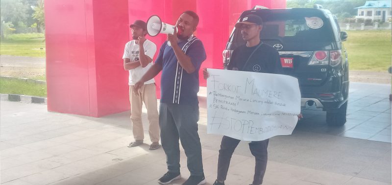 Koordinator Forkot Maumere Emilianus Yulfrid Naga sedang betorasi menuntut pembubaran Panitia Pembangunan Menara Lonceng, Kamis (7/7)