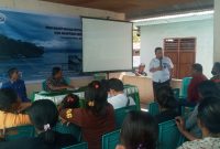 Saefudin dari Direktorat Jenderal Pendayagunaan Pesisir dan Pulau Pulau Kecil Kementerian Kelautan dan Perikanan sedang memberikan sosialisasi mitigasi bencana, Kamis (14/7)