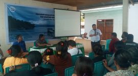Saefudin dari Direktorat Jenderal Pendayagunaan Pesisir dan Pulau Pulau Kecil Kementerian Kelautan dan Perikanan sedang memberikan sosialisasi mitigasi bencana, Kamis (14/7)