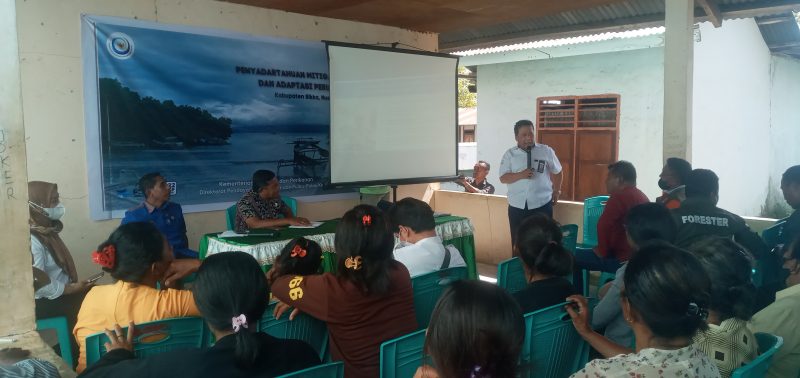 Saefudin dari Direktorat Jenderal Pendayagunaan Pesisir dan Pulau Pulau Kecil Kementerian Kelautan dan Perikanan sedang memberikan sosialisasi mitigasi bencana, Kamis (14/7)