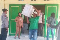 Evakuasi logistik Pilkades dari gudang penyimpan ke mobil pengangkut, Jumat (15/7)