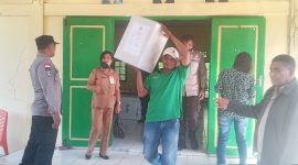 Evakuasi logistik Pilkades dari gudang penyimpan ke mobil pengangkut, Jumat (15/7)