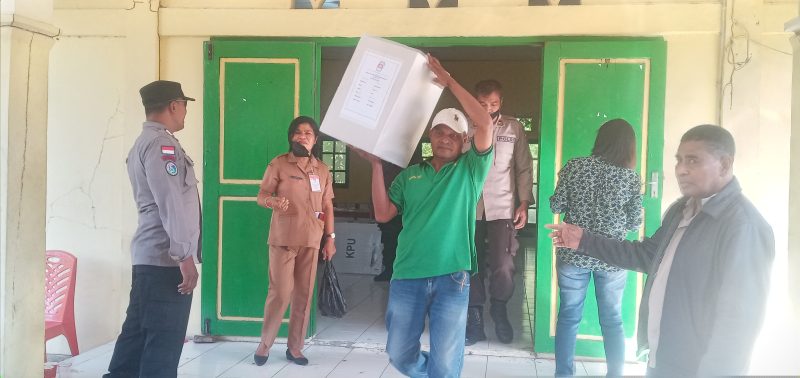 Evakuasi logistik Pilkades dari gudang penyimpan ke mobil pengangkut, Jumat (15/7)