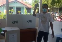 Calon Kepala Desa Langir Alberth Aquinaldo usai melakukan pencoblosan di TPS 2 Dusun Sari, Selasa (19/7)