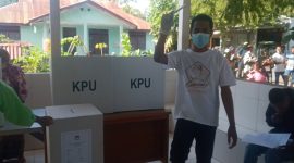 Calon Kepala Desa Langir Alberth Aquinaldo usai melakukan pencoblosan di TPS 2 Dusun Sari, Selasa (19/7)
