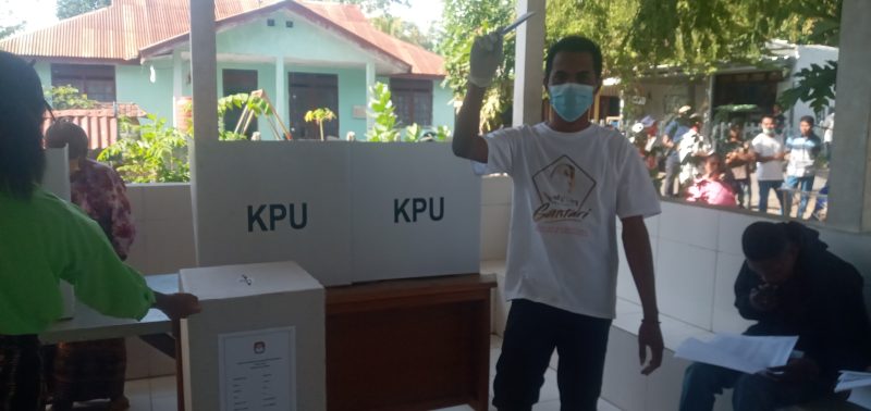 Calon Kepala Desa Langir Alberth Aquinaldo usai melakukan pencoblosan di TPS 2 Dusun Sari, Selasa (19/7)