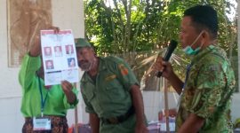 Suasana penghitungan suara di TPS 2 Desa Langir, Selasa (19/7)