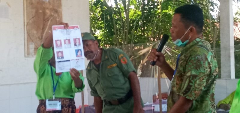 Suasana penghitungan suara di TPS 2 Desa Langir, Selasa (19/7)