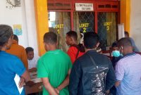 Suasana penjualan tiket di Kantor Pelni Maumere, Senin (25/7)
