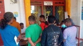 Suasana penjualan tiket di Kantor Pelni Maumere, Senin (25/7)