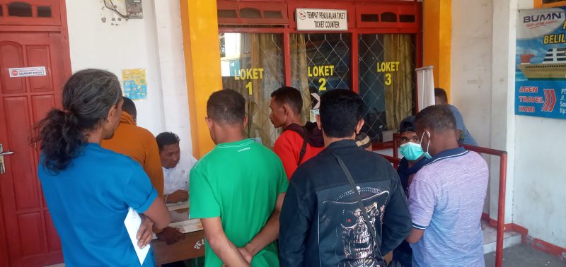 Suasana penjualan tiket di Kantor Pelni Maumere, Senin (25/7)