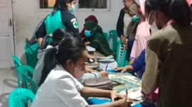 Petugas kesehatan dari Klinik Utama Agradece sedang memberikan pelayanan kesehatan secara gratis kepada warga Wuring, Senin (25/7) 