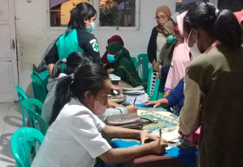 Petugas kesehatan dari Klinik Utama Agradece sedang memberikan pelayanan kesehatan secara gratis kepada warga Wuring, Senin (25/7) 