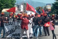Aksi jalan mundur PMKRI Maumere masuk ke Kantor Kejaksaan Negeri Sikka, Kamis (28/7)