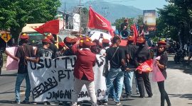 Aksi jalan mundur PMKRI Maumere masuk ke Kantor Kejaksaan Negeri Sikka, Kamis (28/7)