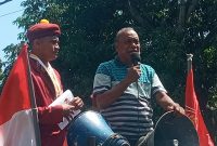 Mantan Bupati Sikk Alexander Longginus tengah berorasi di depan Kantor Kejaksaan Negeri Sikka, Kamis (28/7)