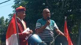 Mantan Bupati Sikk Alexander Longginus tengah berorasi di depan Kantor Kejaksaan Negeri Sikka, Kamis (28/7)