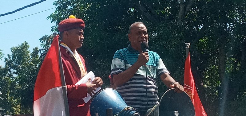 Mantan Bupati Sikk Alexander Longginus tengah berorasi di depan Kantor Kejaksaan Negeri Sikka, Kamis (28/7)