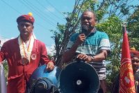 Mantan Bupati Sikka Alex Longginus sedang orasi di Kantor Kejaksaan Negeri Sikka, Kamis (28/7)