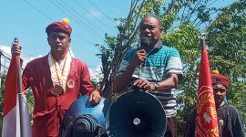 Mantan Bupati Sikka Alex Longginus sedang orasi di Kantor Kejaksaan Negeri Sikka, Kamis (28/7)