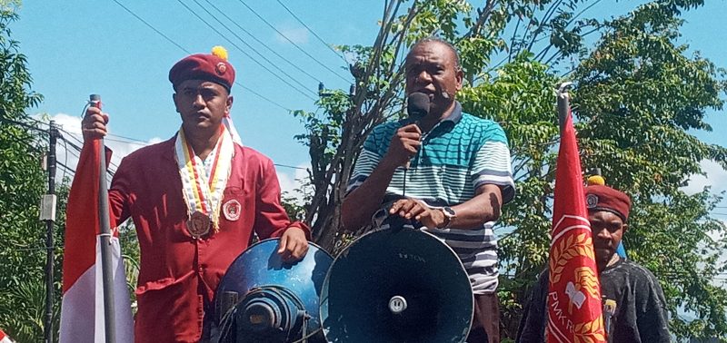 Mantan Bupati Sikka Alex Longginus sedang orasi di Kantor Kejaksaan Negeri Sikka, Kamis (28/7)